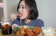 袖珍小姐姐吃炸鸡酱,袖珍小姐姐的炸鸡酱美食之旅