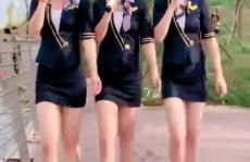 小姐姐唱歌垫脚尖图片,小姐姐的独特歌唱风采